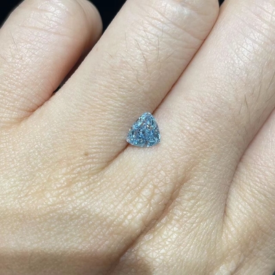 0.89Carat το εργαστήριο δημιούργησε τα χρωματισμένα μπλε προκαλούμενα από τον άνθρωπο διαμάντια περικοπών διαμαντιών τριγωνικά