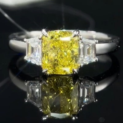1.22ct Εργαστηριακό δαχτυλίδι διαμαντιού με κίτρινο διαμάντι Τρεις πέτρες στυλ Προσαρμοσμένα κοσμήματα